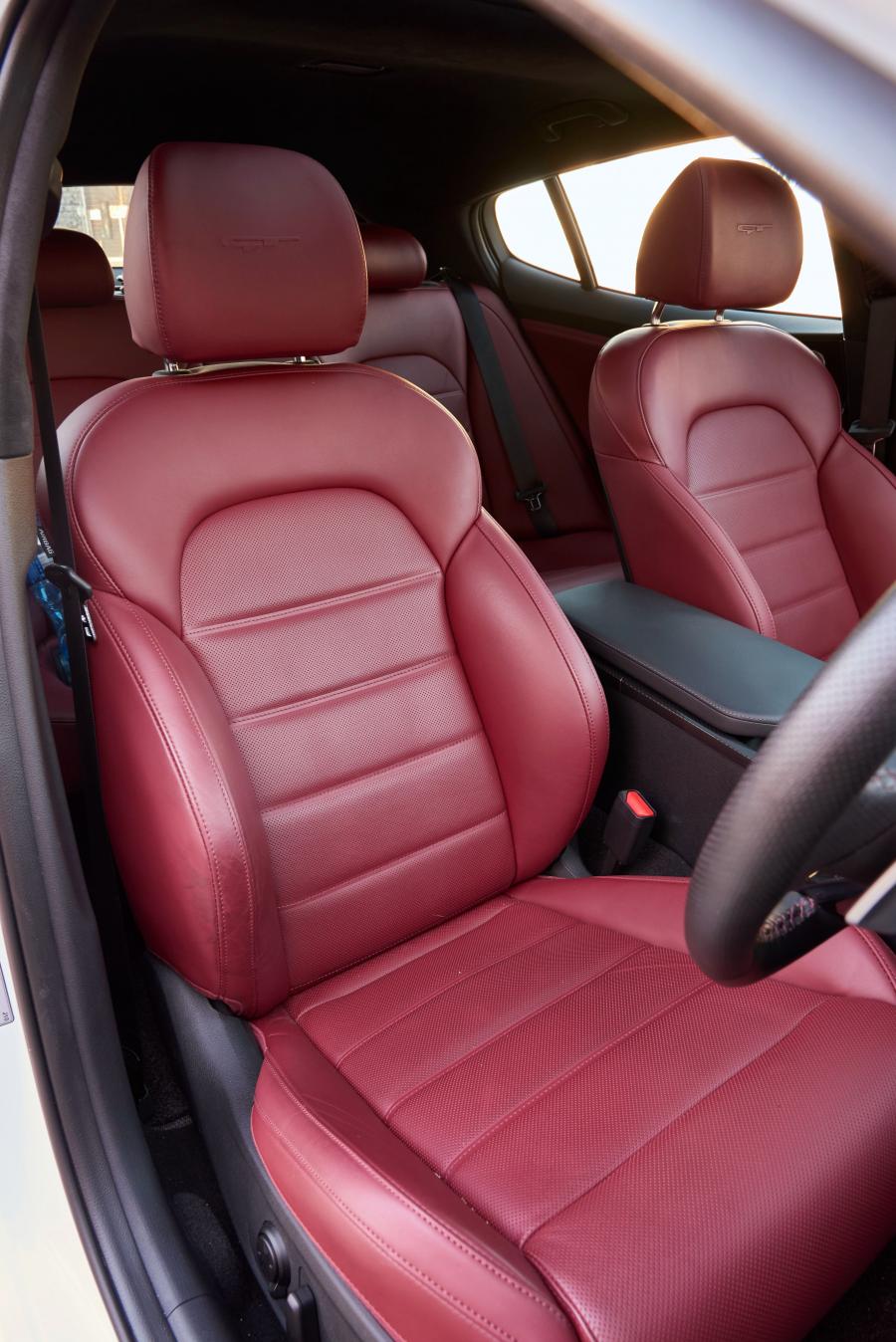 Интерьер Kia Stinger GT 2018 года  (ZA) (фото 26 из 40)